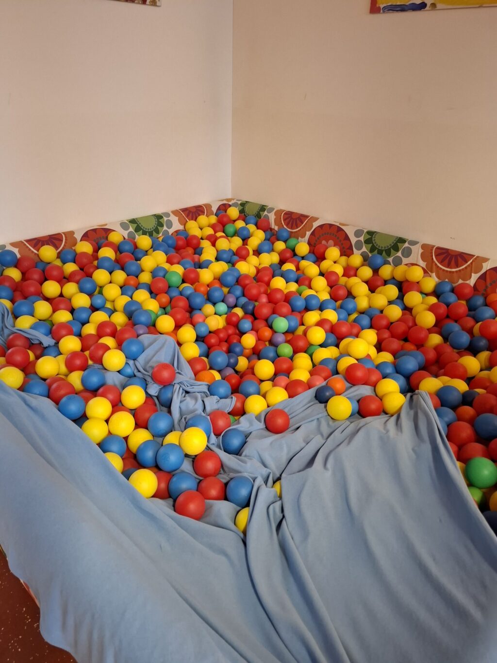 Ein Bild von einem Bällebad mit vielen bunten Bällen